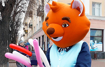 Житель Бреста в костюме лиса: У детей забрали куклу, которая раздавала им воздушные шарики