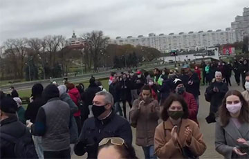 Протестующие возле стелы «Минск — город-герой» скандируют «Жыве Беларусь!»
