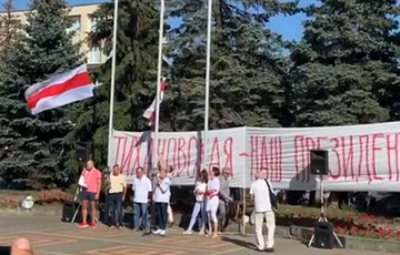 В Кобрине на площади подняли бело-красно-белый флаг